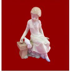 Статуэтка "Девушка на скамейке с голубем", фарфор, 11*15см, HP0193
