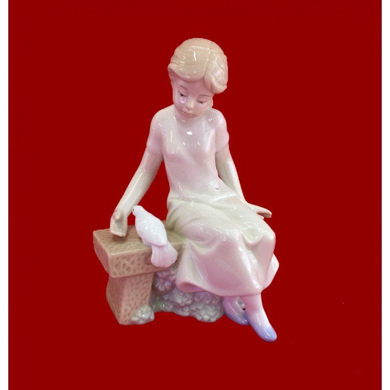 Статуэтка "Девушка на скамейке с голубем", фарфор, 11*15см, HP0193