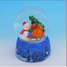 HY-15737 (16) Стеклянный шар со снеговиками, на фарфоровой подставке D=8см, H=11см